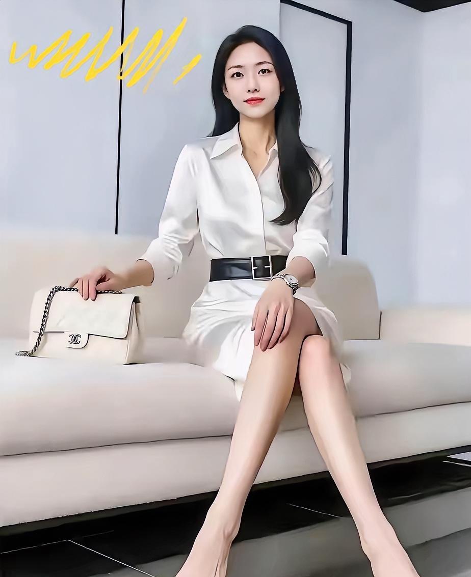 这脚也太惊艳了吧！职业女强人都是这样的美脚吗？