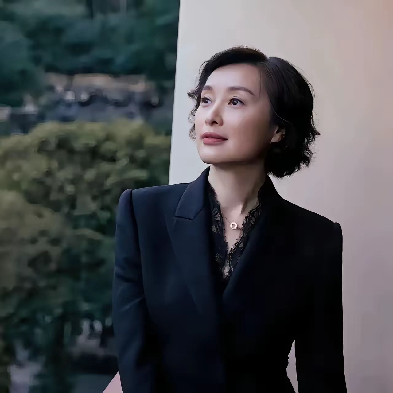 吴越实在不行你就退圈吧！​主要是大家都看不下去了，​你说说你都53岁了，​演技卓