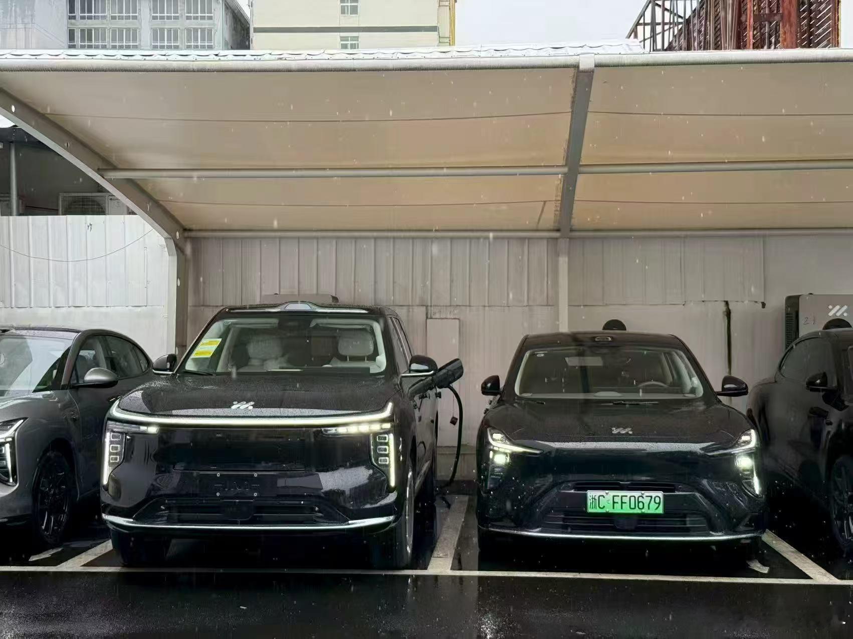 左边停着智己LS9，右边是LS6，码子一眼看上去就差了一截​​​