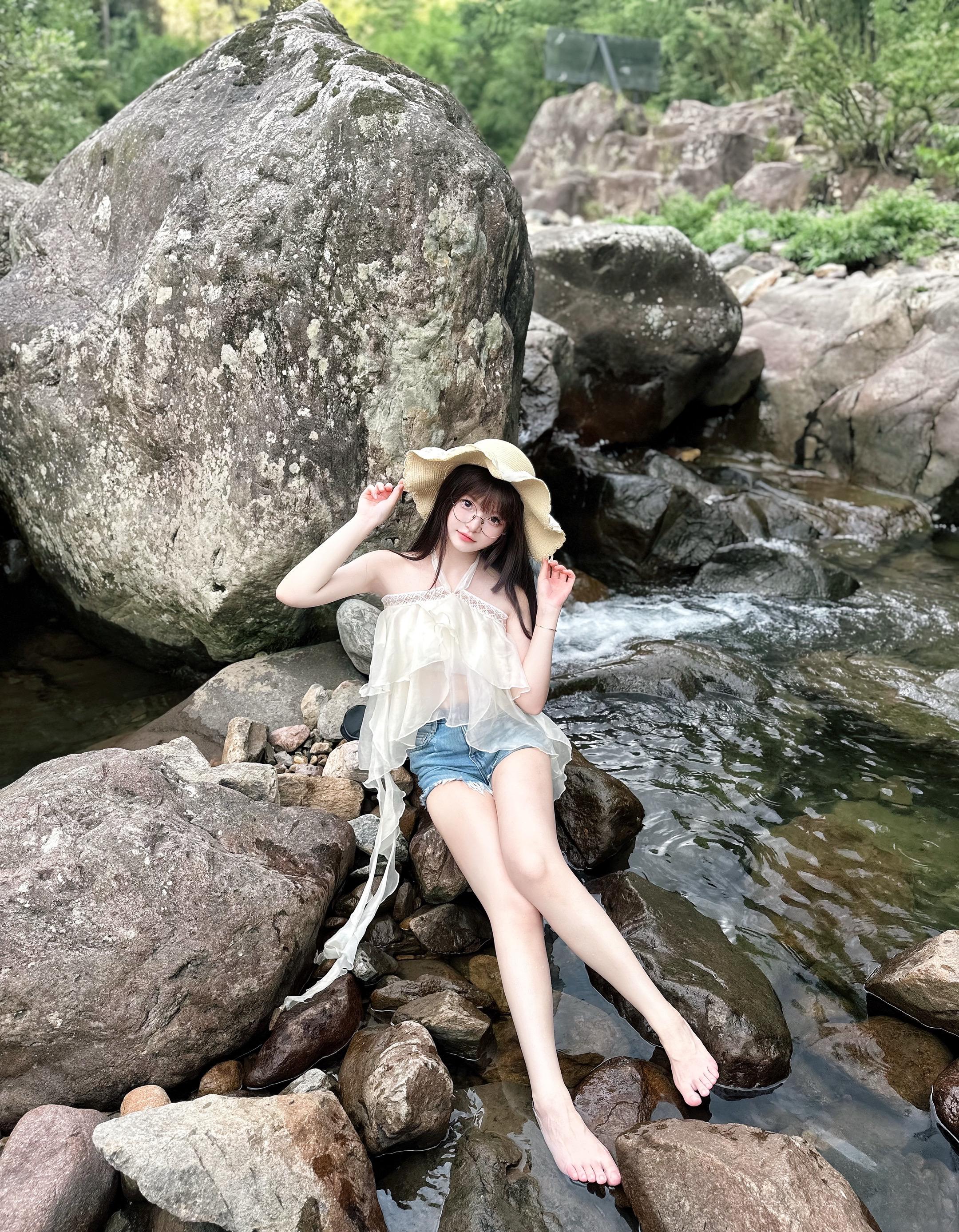 夏天的快乐 小溪占一半。去露营啦