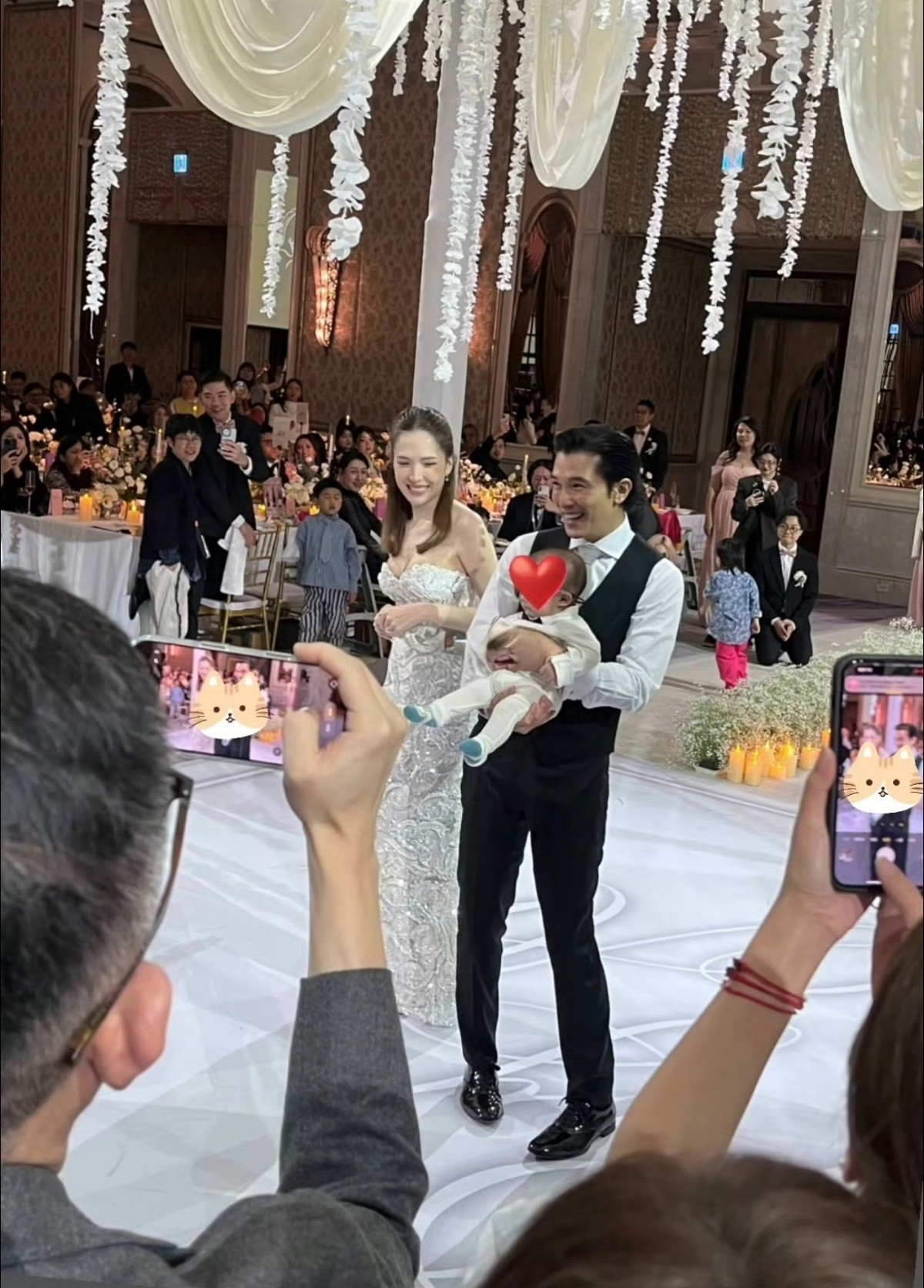 邱泽和许玮甯的儿子也去参加爸妈的婚礼了，这孩子颜值得多高呀