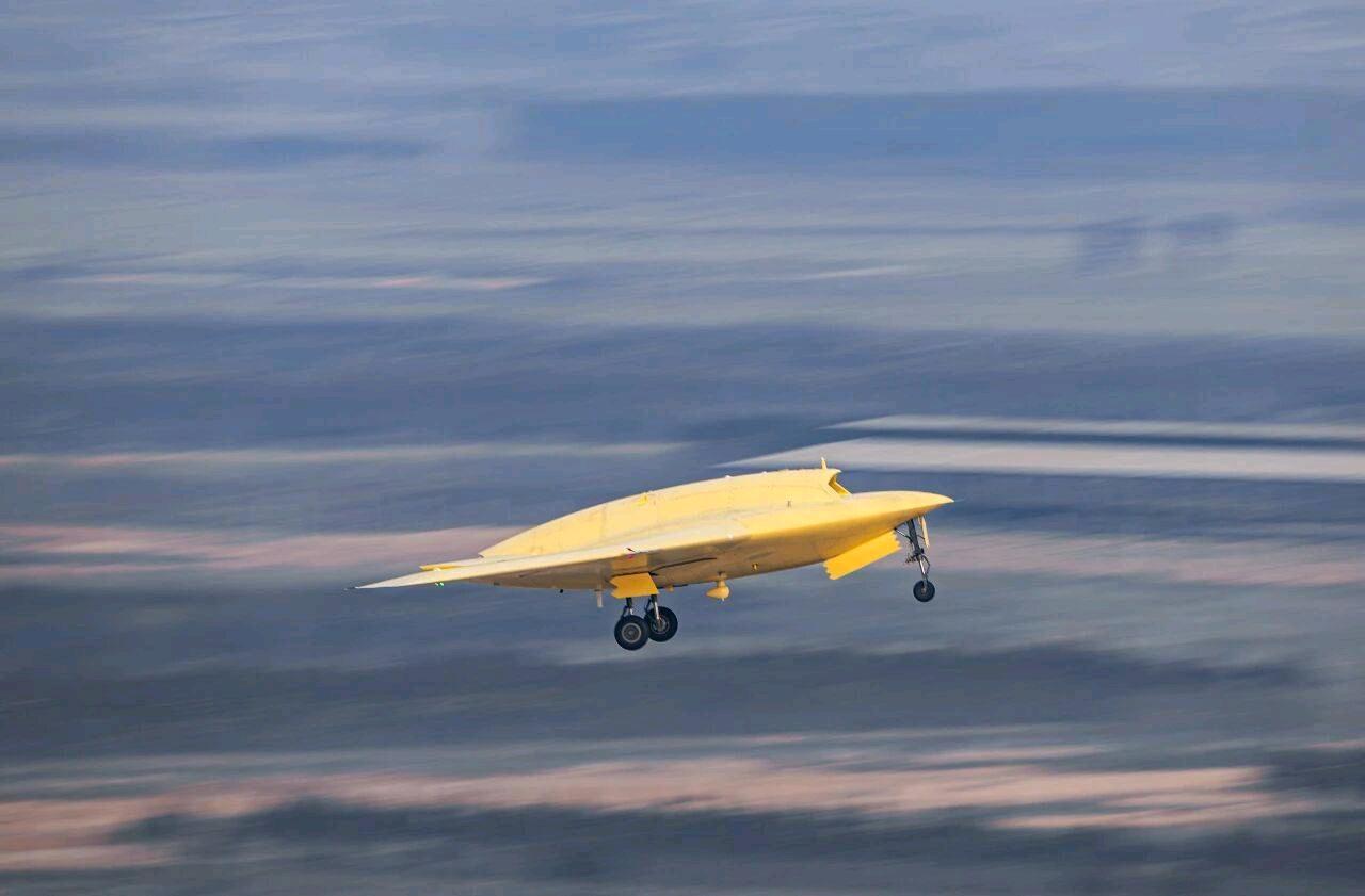 彩虹-7无人机成功首飞，采用大展弦比飞翼式布局，造型跟B-2差不多。如果把它放大