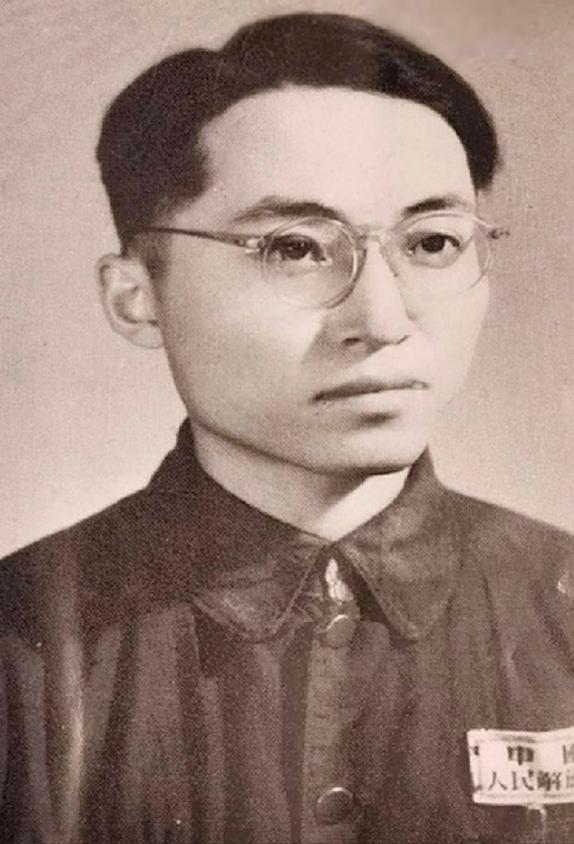 1952年，志愿军铁道兵代师长黄振荣回国治病，主治医生周兰跟他说起，自己和恋人潘