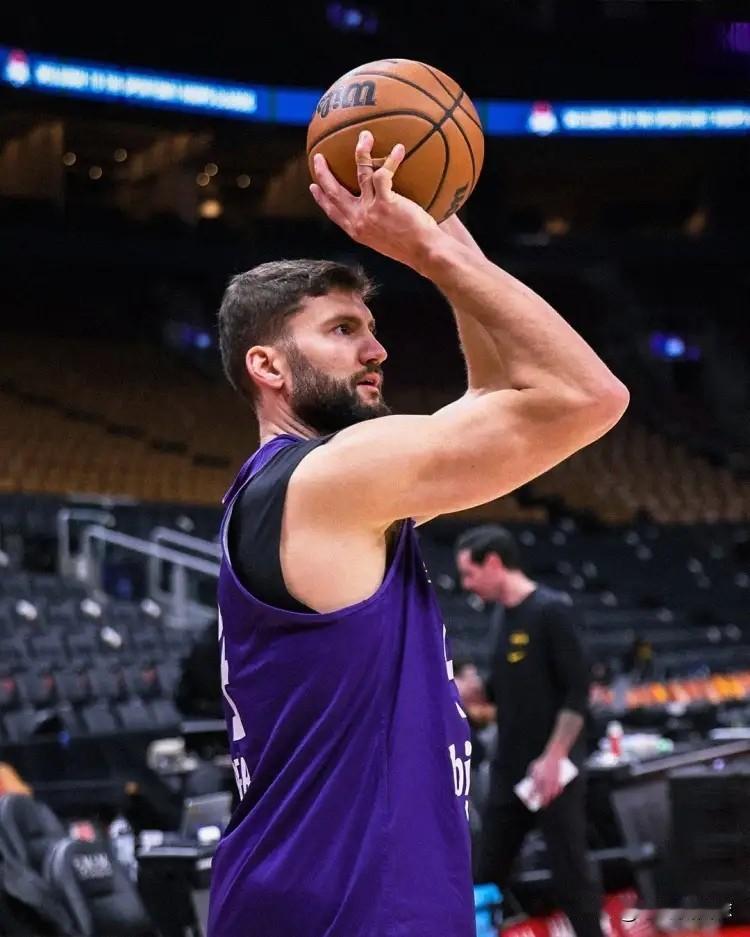 湖人大将克勒贝尔真是太可怜了！明天湖人将会在NBA杯1/4决赛中主场迎战马刺，让