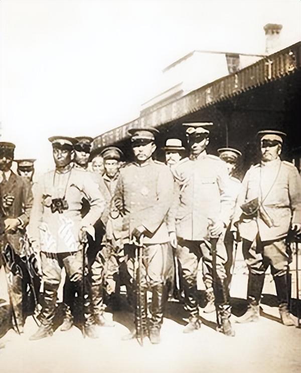 1911年，清廷大将吴禄贞率一万精兵在石家庄反叛，距成功仅6小时，却被心腹卫队长