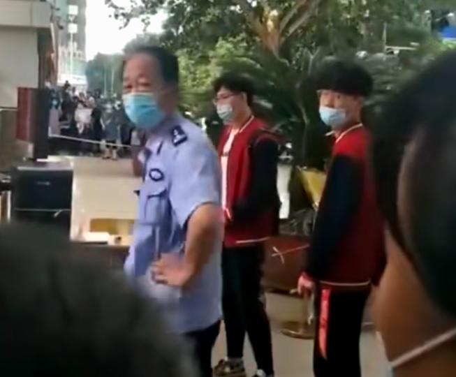 俩孩子迟到被禁入考场，很多家长劝说让孩子进去，执法人员说，这就是规矩。如果连高考