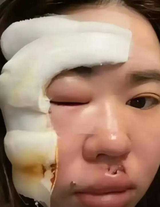 上海一女子菜市场买猪蹄，选了五斤，老板问要整只的还是剁块的，女子说剁块的，老板剁