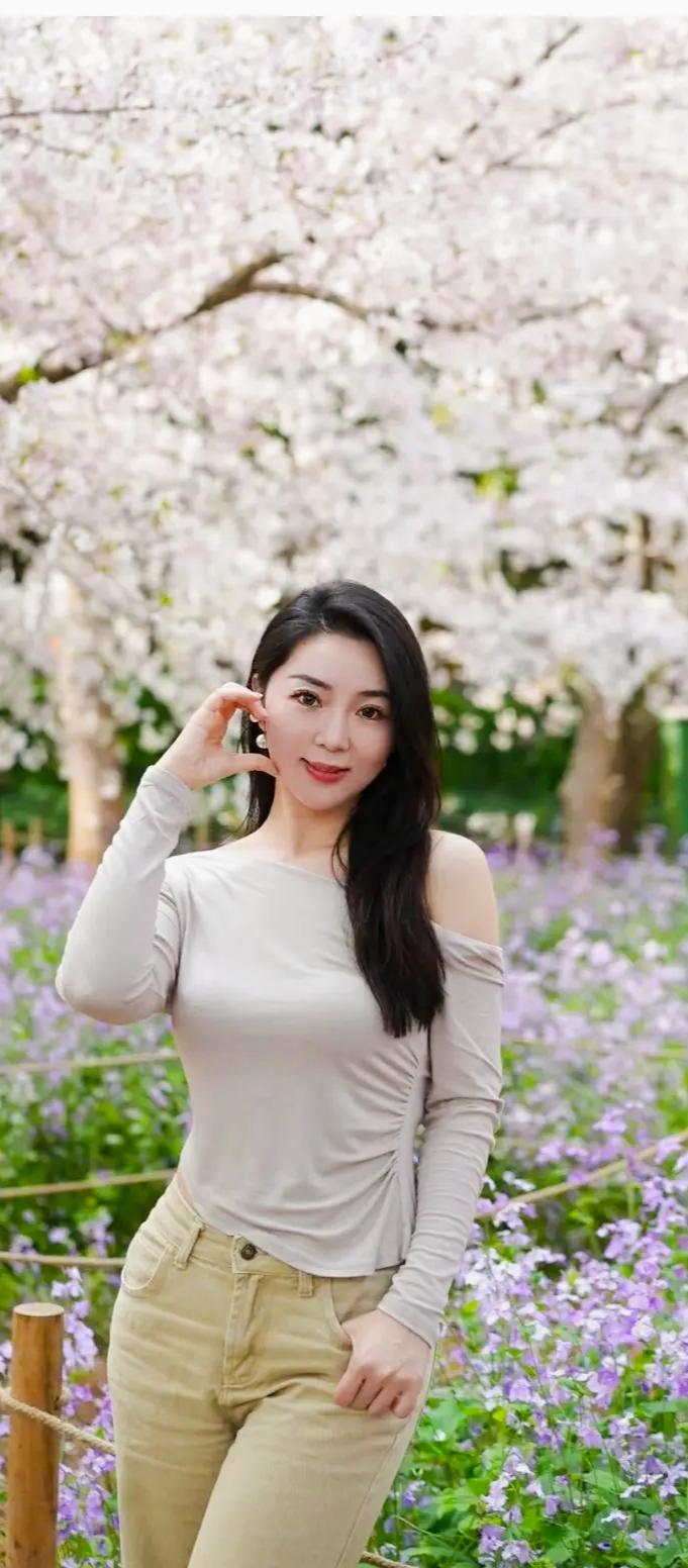 花间人影动，春日意正浓。