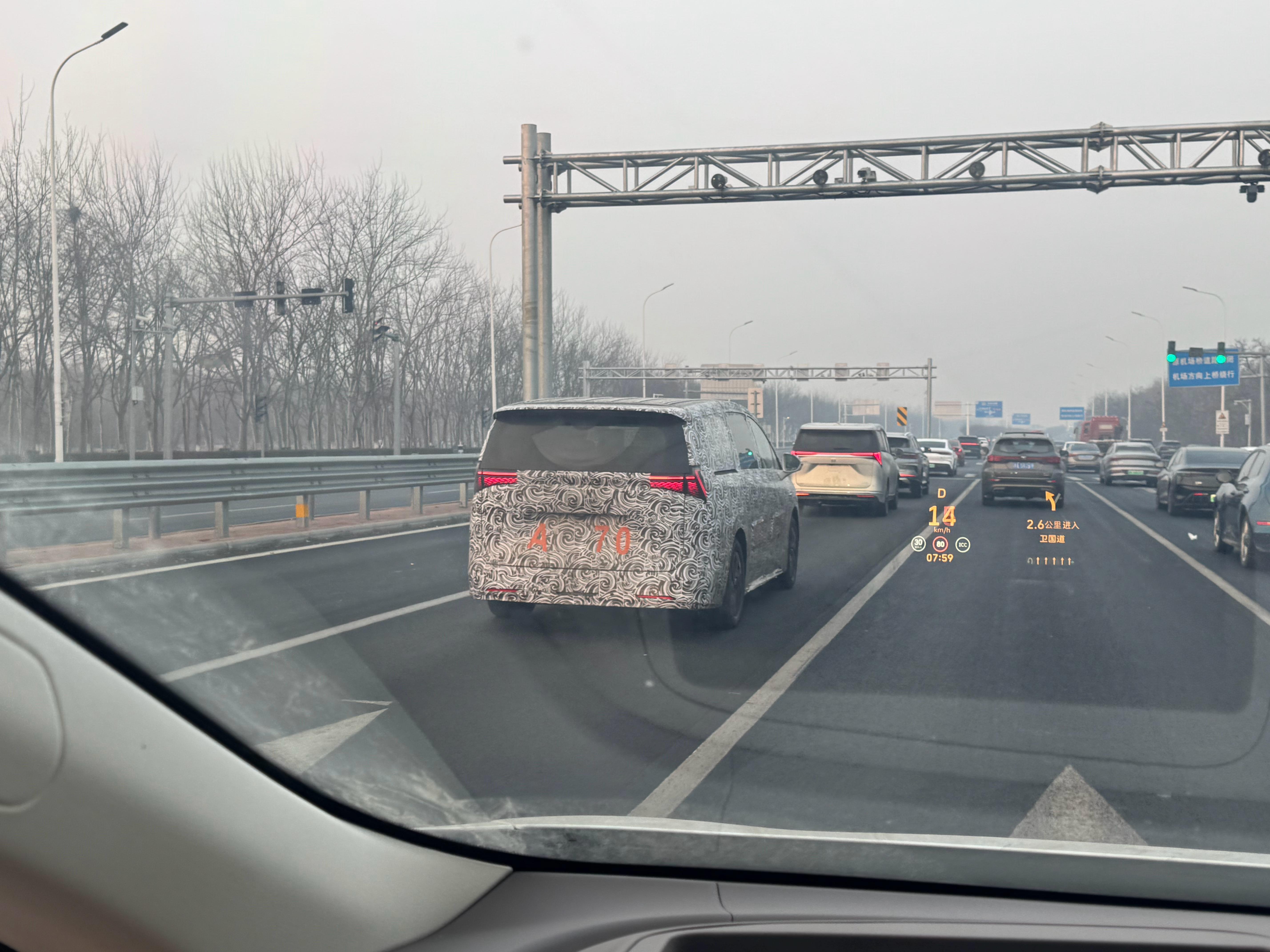 路过看见个伪装mpv.侧后面看有点mega的感觉，不过到了正侧就不太像了。仔细