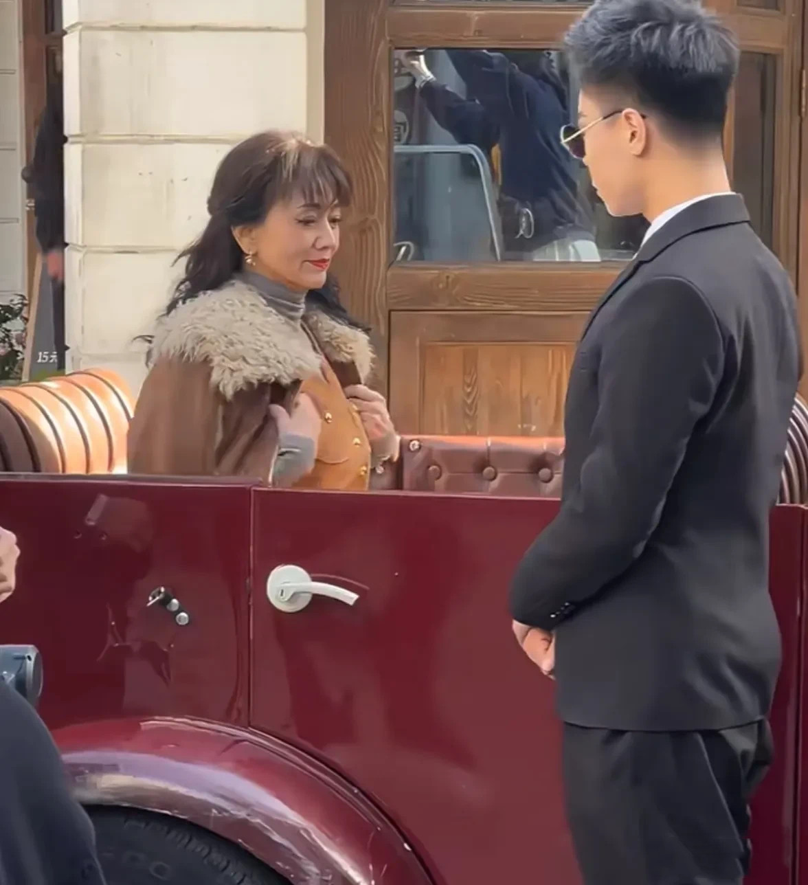 冻龄女神赵雅芝在拍戏被偶遇，没了美颜滤镜，气质明显就是老年人的模样，只不过会保养