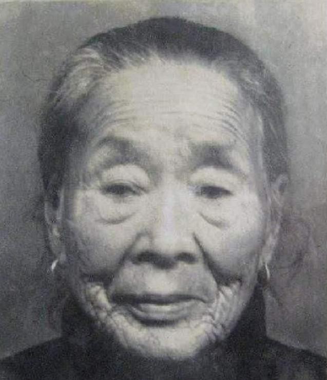 1949年，国民党美女特工张春莲，为了保命，隐姓埋名嫁给农民。1949年的中国