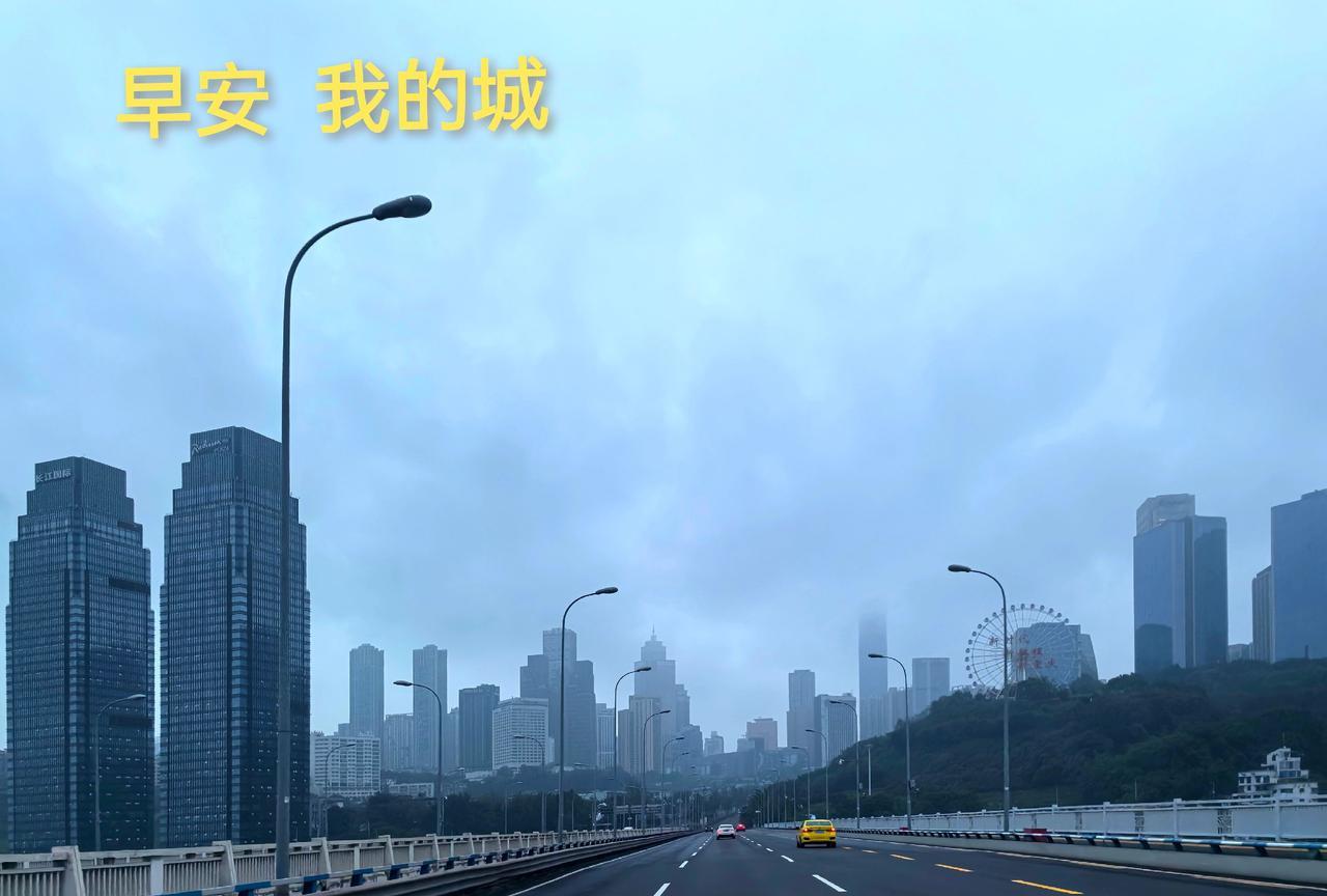 #热门话题热点榜#城市街拍我的城市，清晨静而美…
