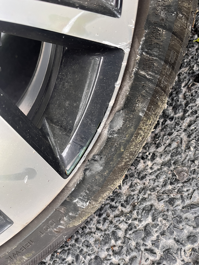 tmd一言难尽停车的时候分神了，以为是安全的。仅以此作为督促自己开慢车，多留心