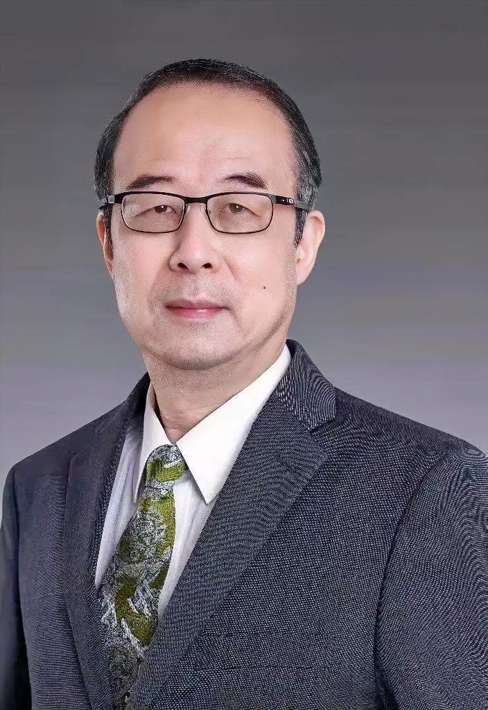 他是1977年恢复高考首届江苏理科状元，进入清华大学电子工程系走上计算机科研道路