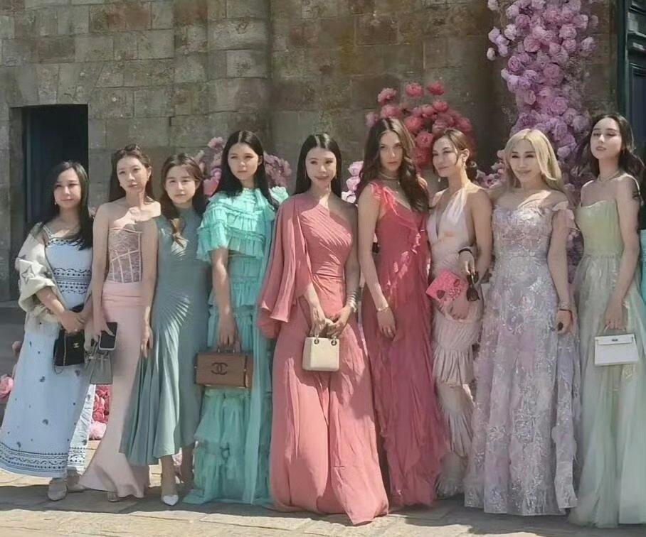 奚梦瑶伴娘阵容奚梦瑶这伴娘团简直是“投胎技术展示大会”吧？全是豪门千金和奥运冠军
