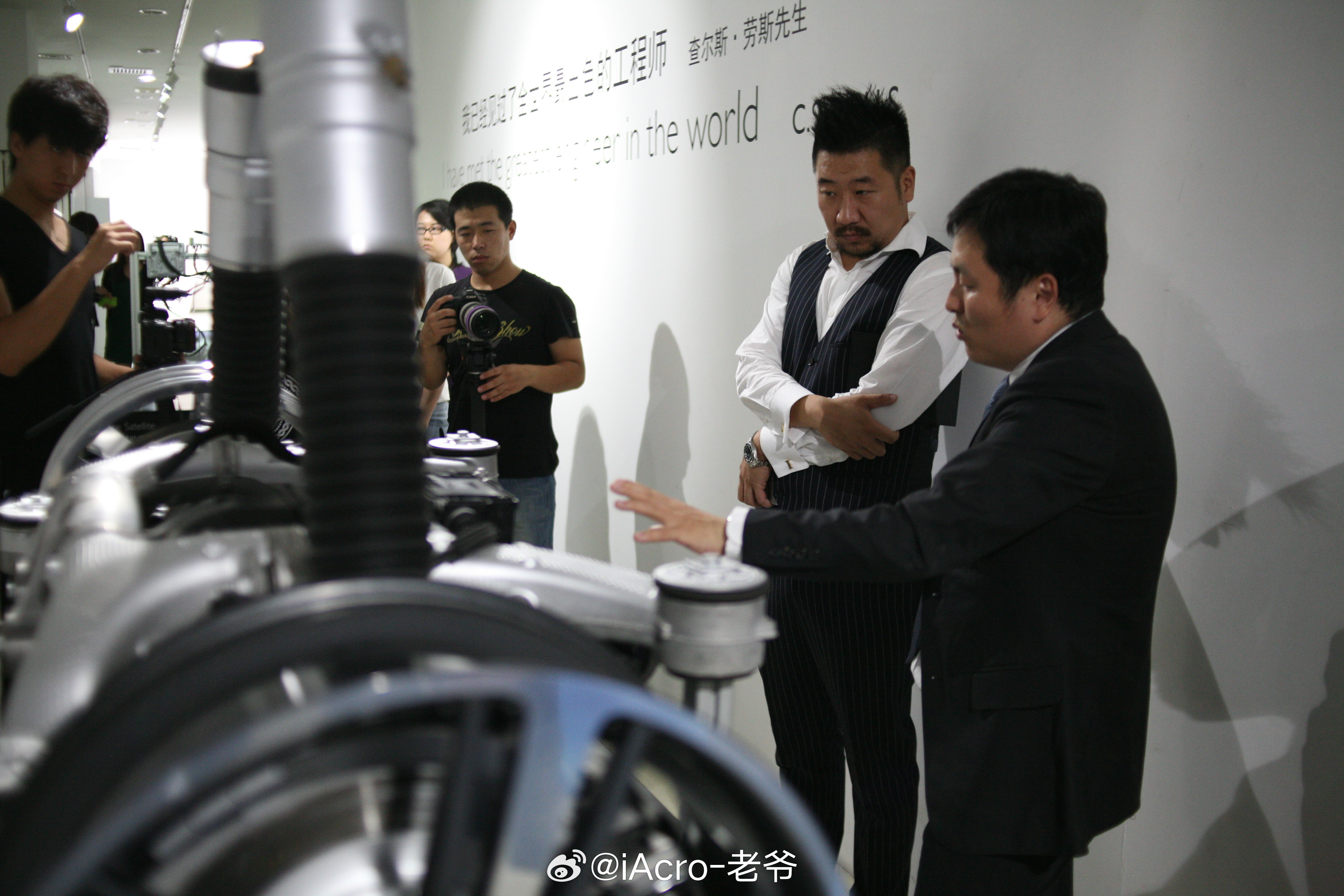 朋友翻硬盘，翻出了我2015年的照片和车看起来变化挺大，那时候还算瘦，这身行头反