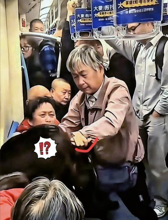 2026年5月8日晚高峰，上海地铁车厢里，俩大妈对着一个年轻女孩又打又骂，还往人