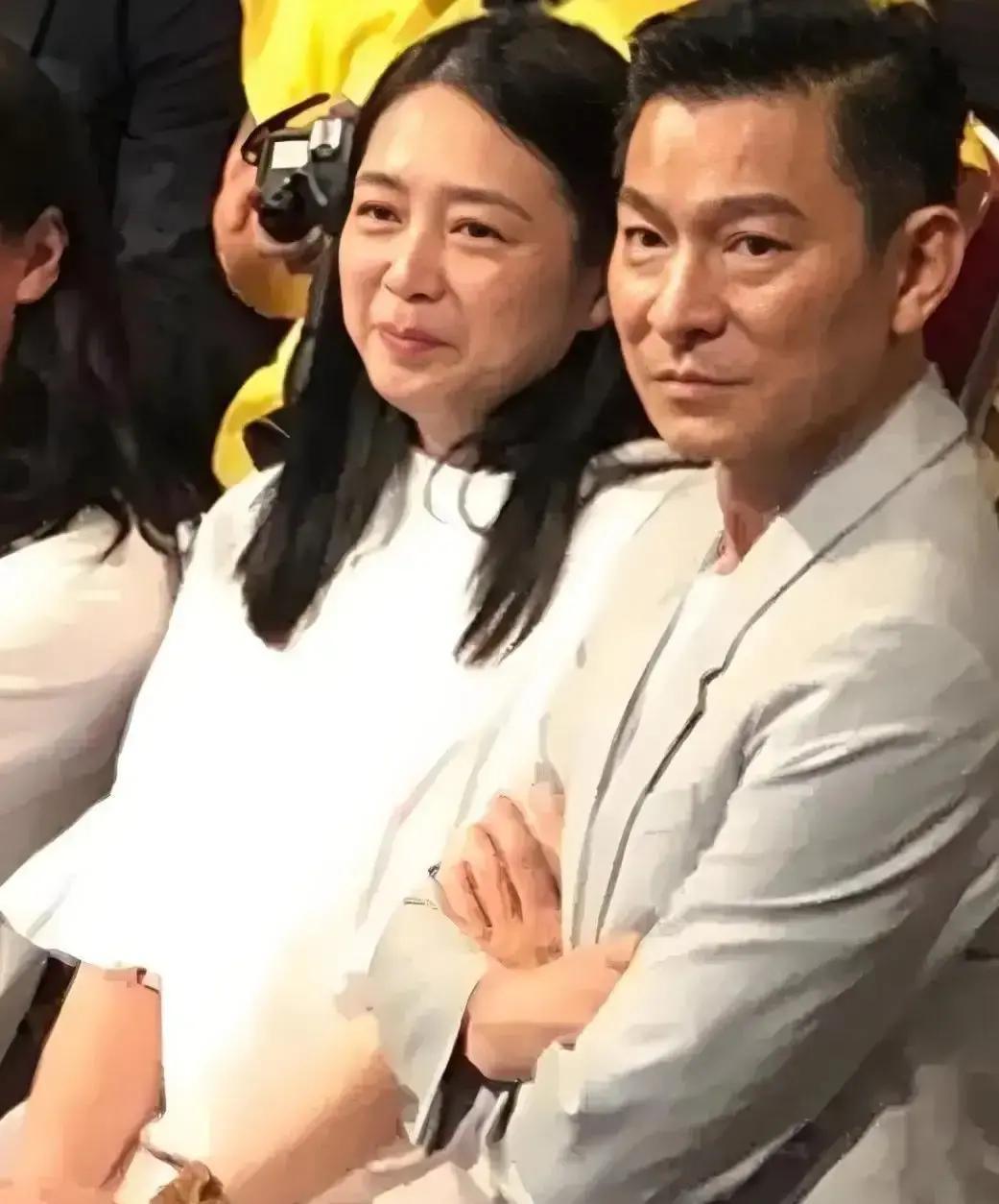 刘德华老婆朱丽倩被传19岁暗恋他，其实两人1986年才认识，当时她24岁，刘德华