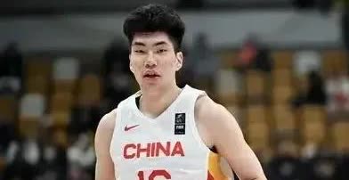 海外首秀！据国内媒体报道，中国中锋余嘉豪今天迎来了自己在西班牙篮球联赛的首次亮相