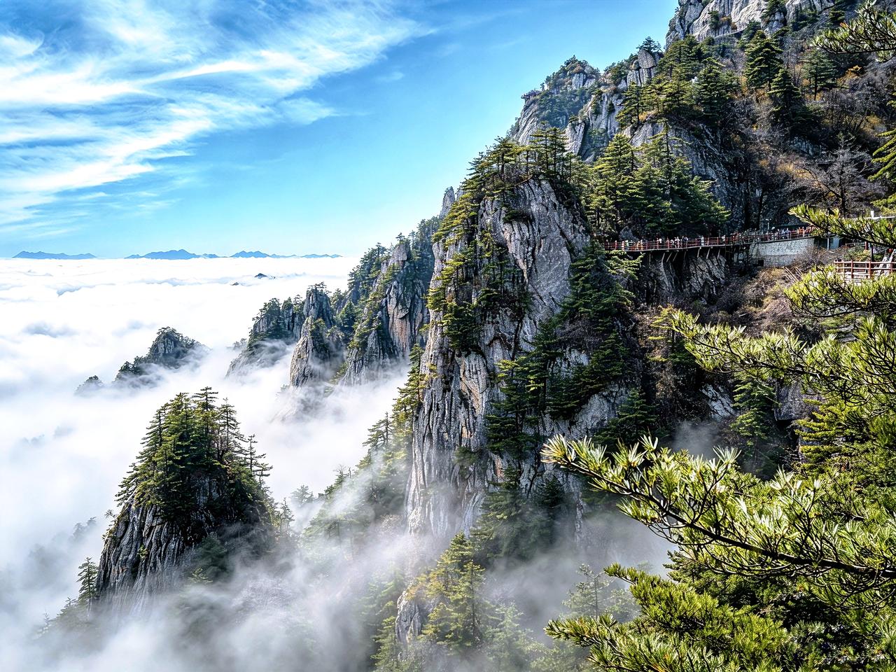 洛阳老君山风光(一)河南省洛阳市栾川县的老君山风景名胜区，系八百里伏牛山的主峰