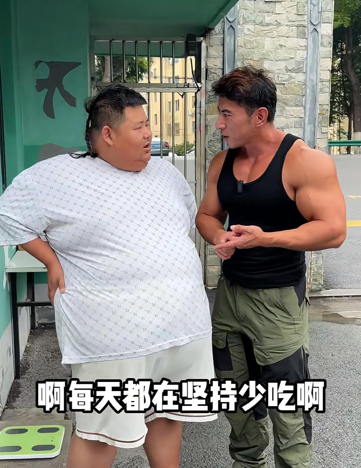 “大胃袋”良子目前体重353.4斤，这可比之前离开华哥的时候整整胖了10斤无奈