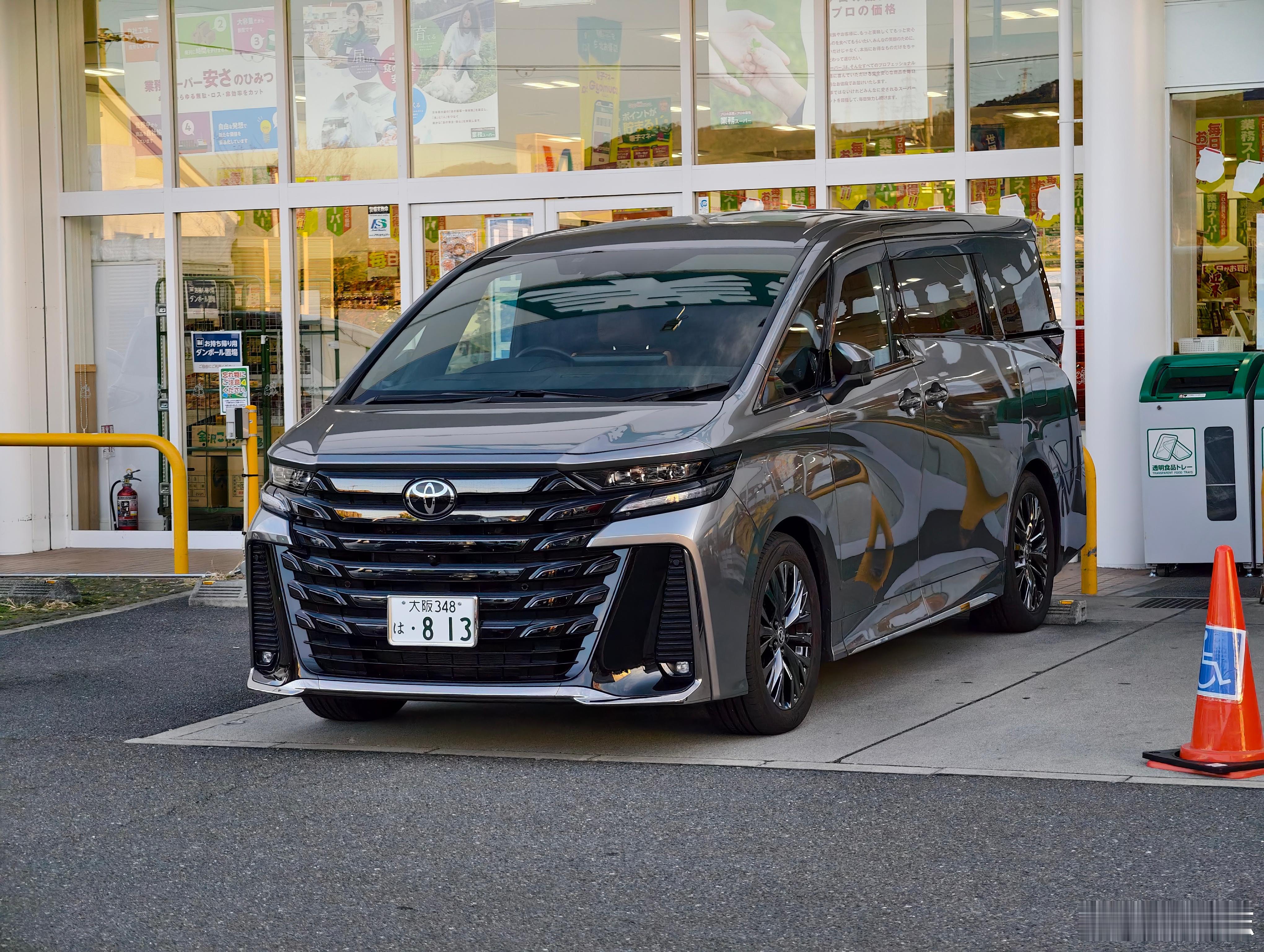 型车街拍雷子和法子，其实不一定非买黑白，这代金属色也很美。