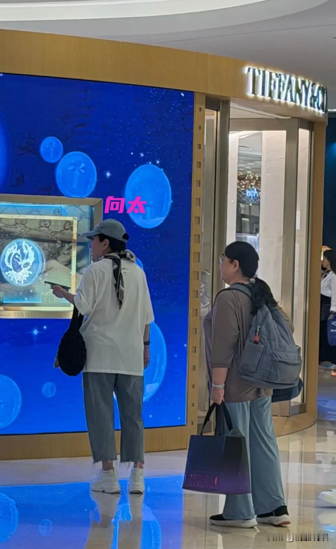 向华强一家子现身新加坡度假。向太穿着一件白色的T恤，八分长牛仔裤，脚踩超厚的松