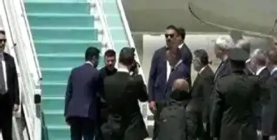 最魔幻的一幕是什么？就是你刚下飞机，准备去谈一个关乎国家命运的大事儿。结果，那个