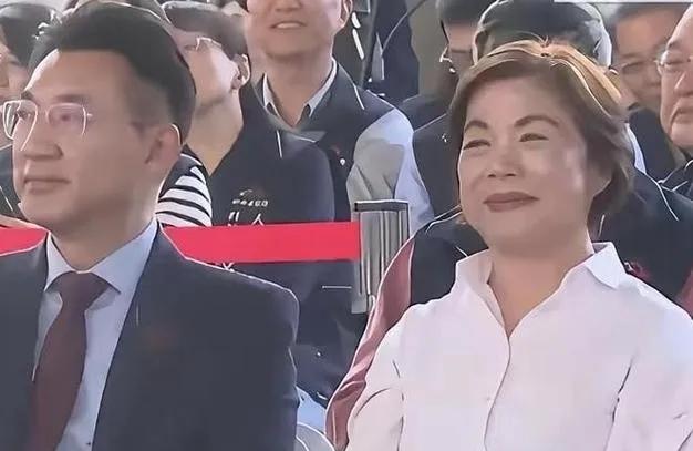 1月27日，卢秀燕阵营的三位“立委”黄建豪、廖伟翔与罗廷玮表态了，要求国民党中央