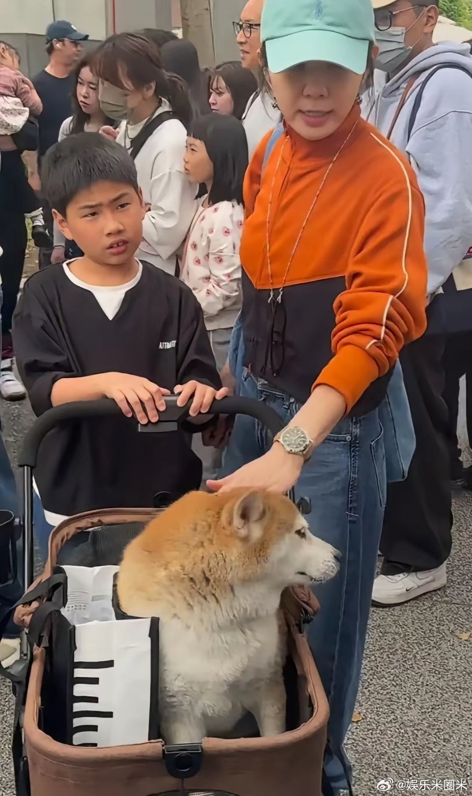 SHE组合的陈嘉桦，和老公、儿子一起现身街头逛街，儿子劲宝慢慢长开了，眉眼好