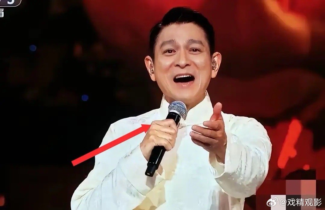 现在好了，不仅主办方没想到，全网的粉丝也没想到，刘德华居然对自己一点认知都没有！