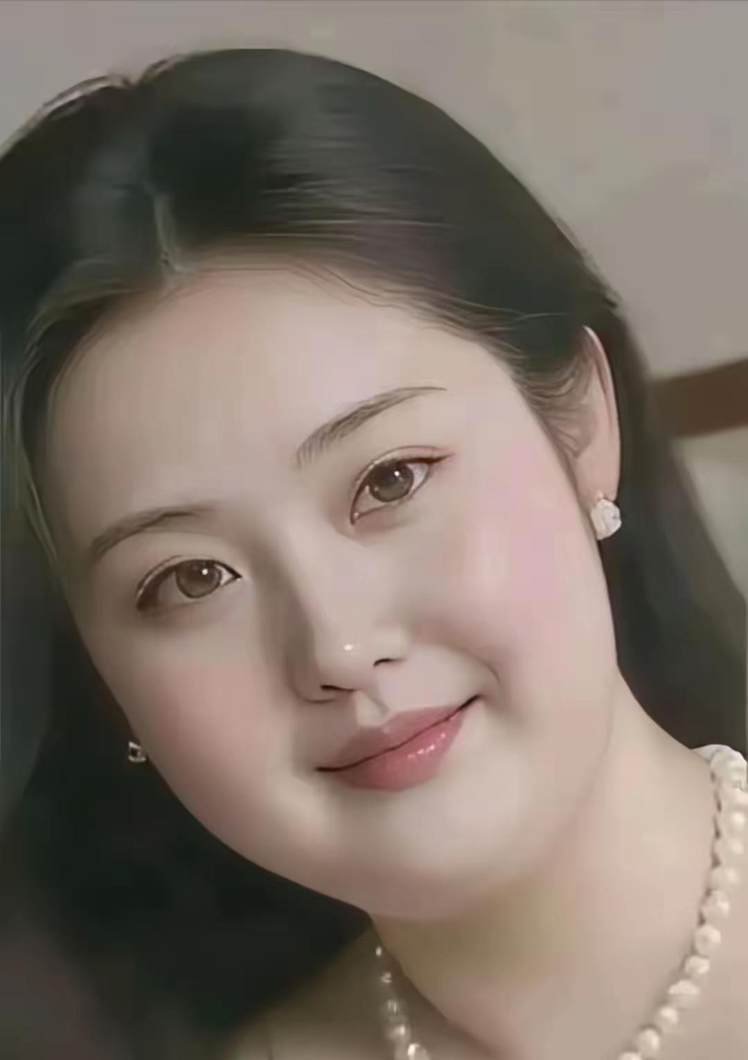 温柔高雅娇妻伴，情深意长时光欢。珠圆玉润旺夫相，………………【财源广进好