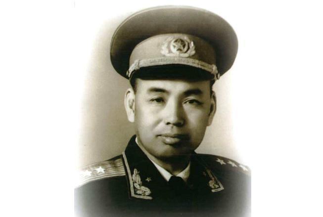 副军长是开国上将，政委是开国中将，军长解放后成了农民“许老总，请往左一步，镜头