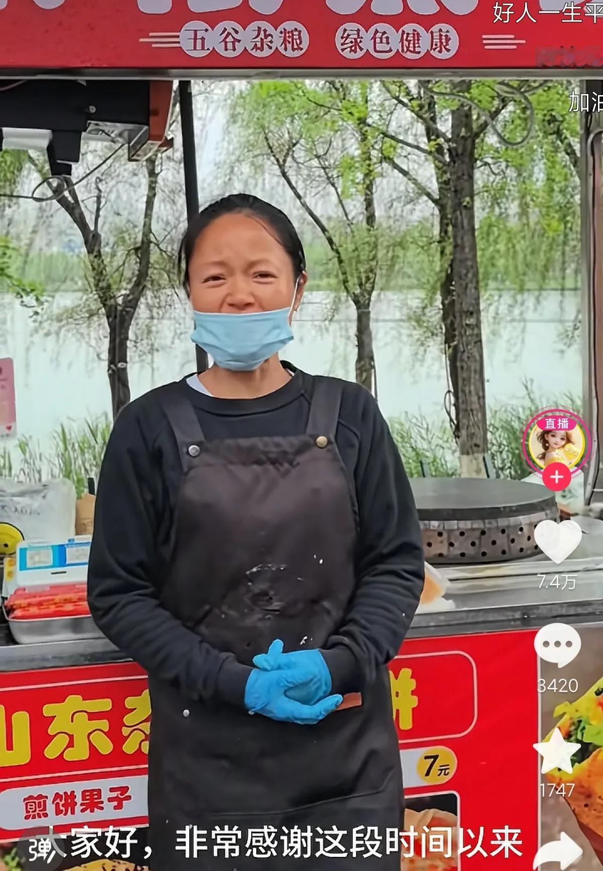 后湖煎饼阿姨后续来了！现在不但生意越来越好，还被整座城市托举住了，夜市管理方提