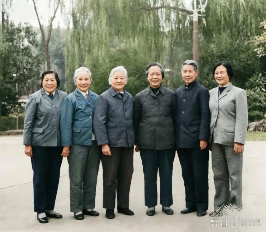 1984年五位女红军罕见合影：别叫她们“夫人”，她们是拿命蹚过草地的狠人！这