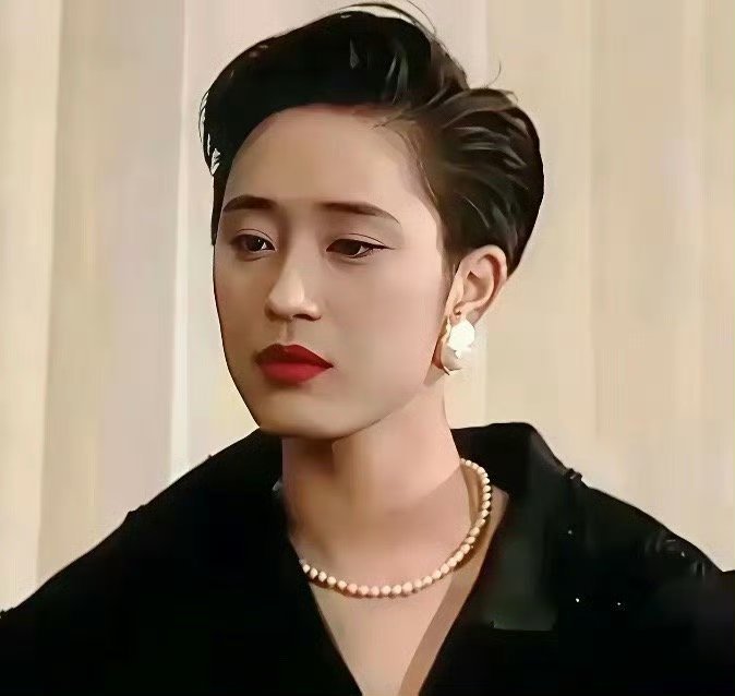 58岁的陈法蓉始终未婚未育，在爸爸面前依然是那个乖女儿，当年她和万梓良合作的大嫂