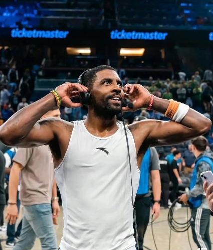 欧文想太多了欧文近日表示NBA合同不应公开，他说：“我在想，这会给某人带来多
