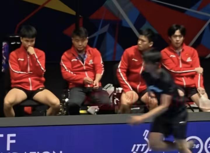 我们何曾见过中国男子乒乓球队这样沮丧的一幕。昨天输给了韩国，今天输给了瑞典，别忘