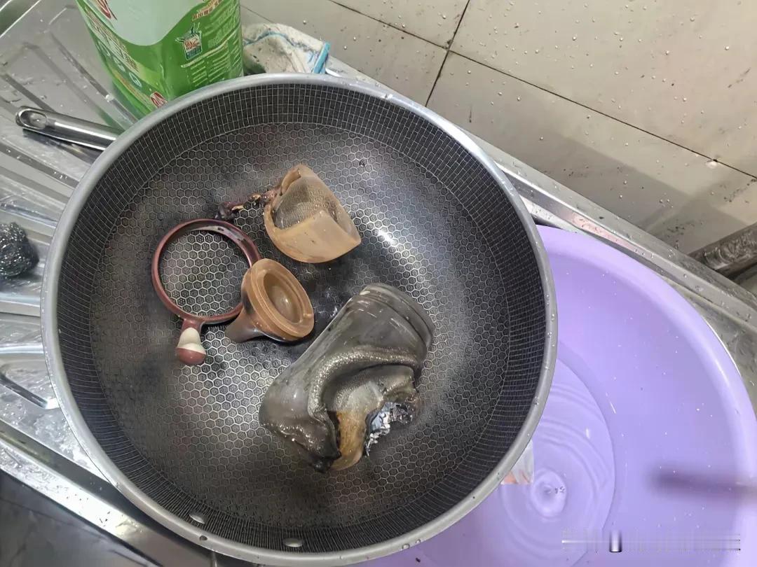 刷手机真害人不浅呐，老婆在给孩子烫奶瓶的时候，开了火开始刷手机，一时间把煮奶瓶这
