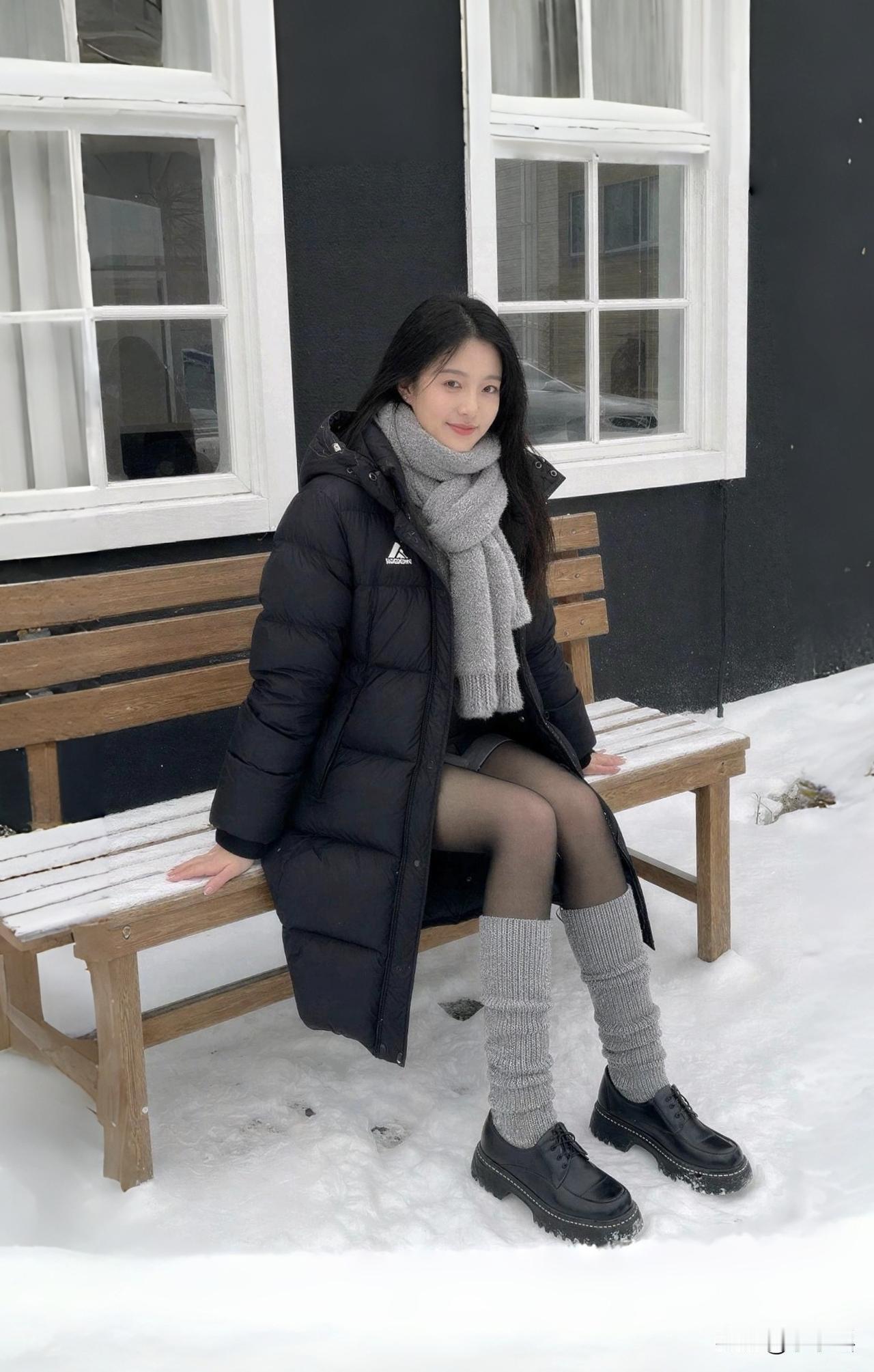 分享秋冬穿搭雪天里的漂亮小姐姐长款羽绒服配厚黑➕堆堆袜简直就是绝美的一道