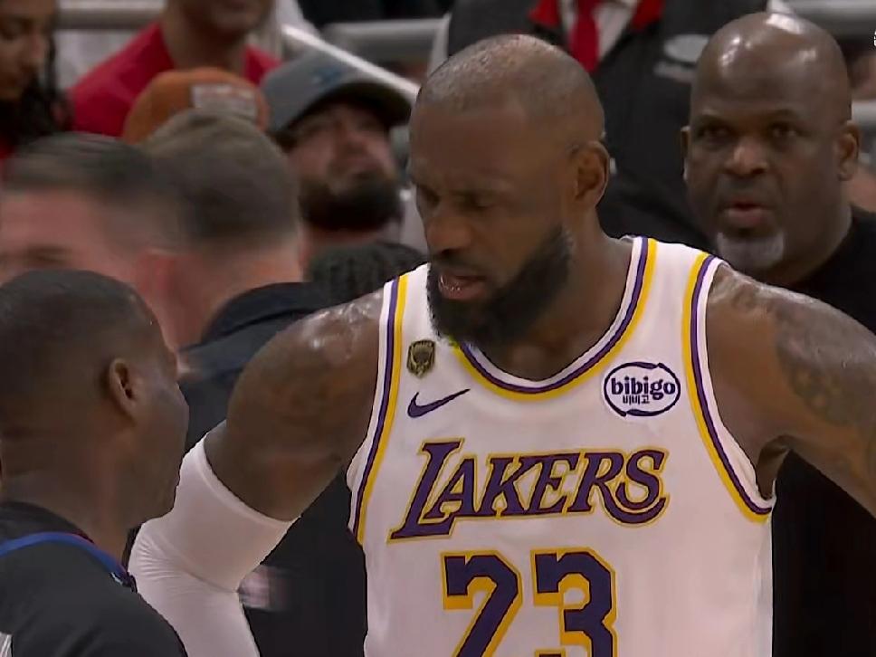 老詹尴尬刷数据一幕发生了…在湖人惨败火箭的末节中:火箭大比分领先湖人20多分，说