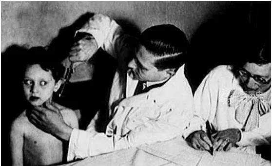 1944年，10岁的双胞胎姐妹被送去了奥斯维辛集中营，每周三次她们会被脱光衣服送