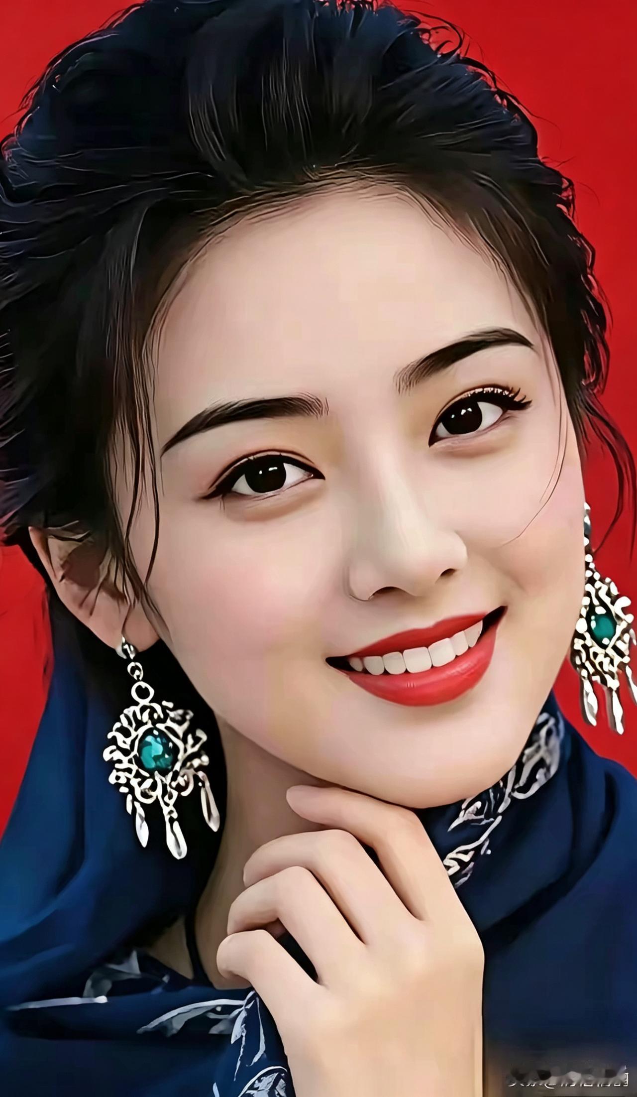 笑靥如花青丝盘绕韵悠长，耳坠晶莹嵌碧琅。一抹笑痕绽皓齿，双眸澄澈若秋霜。