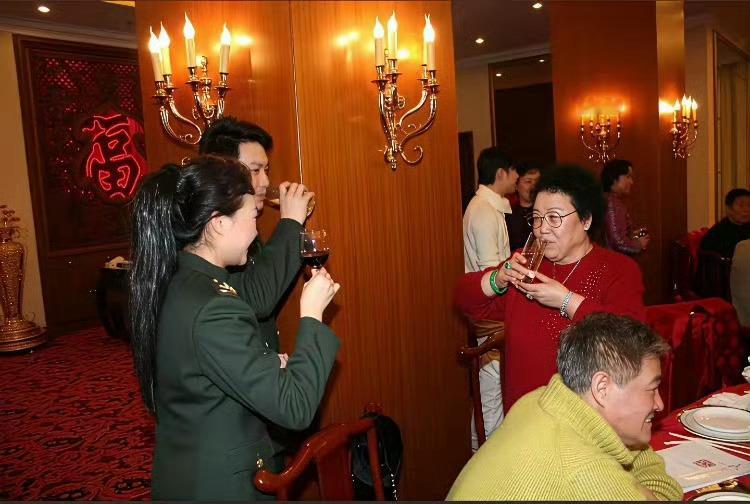 陈丽华当年与赵本山聚餐时被演员敬酒，果然都是圈内的大佬