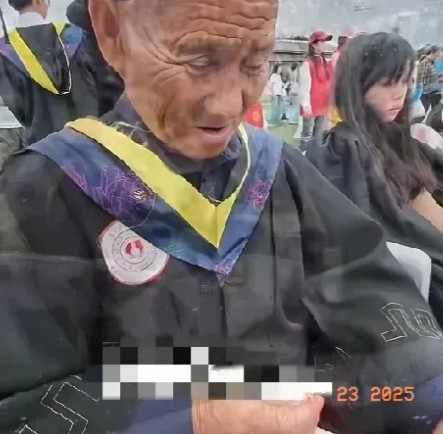 贵阳，6月23日，一男生大学毕业，却把70岁的农村老父亲“骗”来参加他的毕业典礼