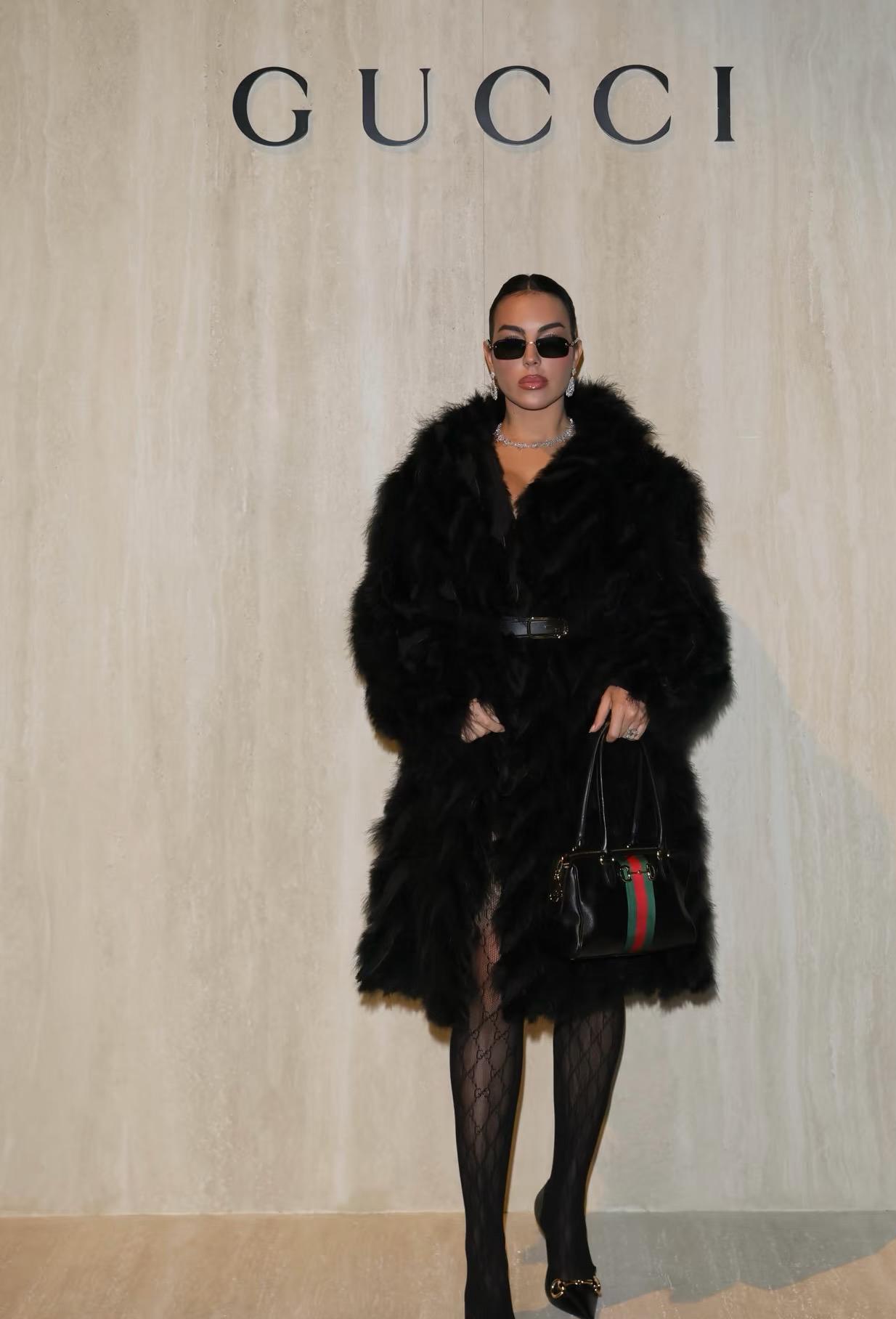 8年前还在Gucci店里卖包，如今成品牌头排贵宾！乔治娜这逆袭你敢信？当年马