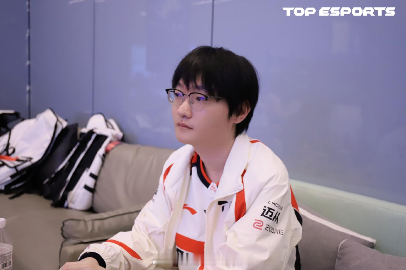 Knight指出TES问题：一劣势就寄；Daeny补刀：他们跟JDG和WE还不一