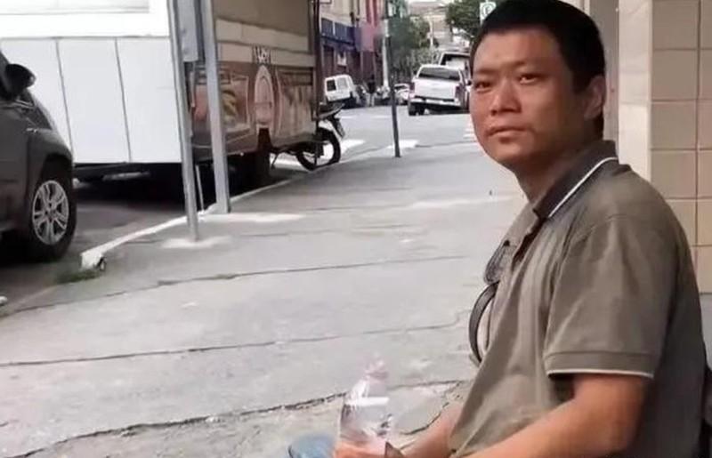 张会长在圣保罗街头见到一个乞讨的中国人，掏出50雷亚尔，对方只肯要5块，他说，怕