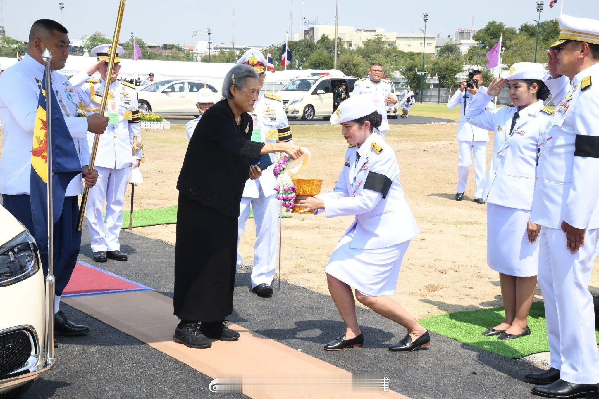 王室王室泰国王室诗丽吉亚2026年2月23日，大婶和诗丽吉亚出席红唇姐火葬场奠