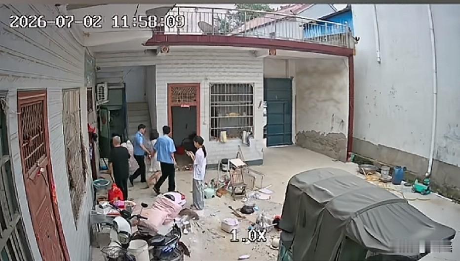看明白了，嫂子和哥哥在外边工作留女儿一人在老家，姑子趁着哥嫂不在家带着刀来家里砸